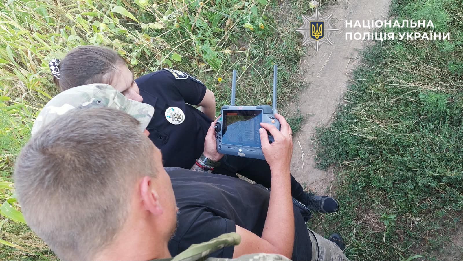 На фото зображені пошуки дитини із дрону