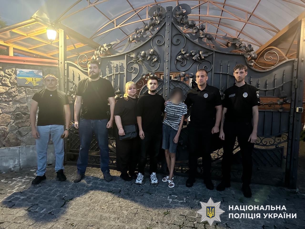 На фото зображені поліцейські із знайденою дитиною