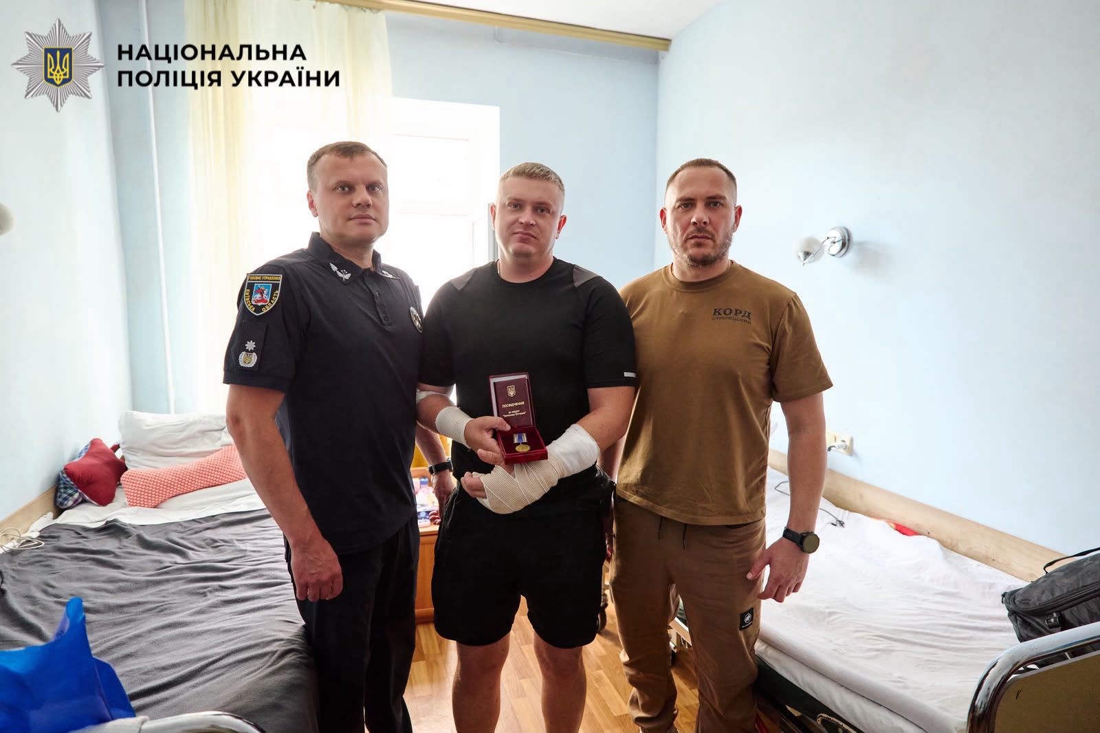 На фото зображений керівник ГУНП та поранений боєць