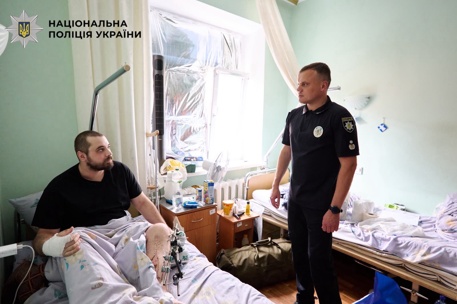 На фото зображений боєць у спілкуванні з очільником поліції