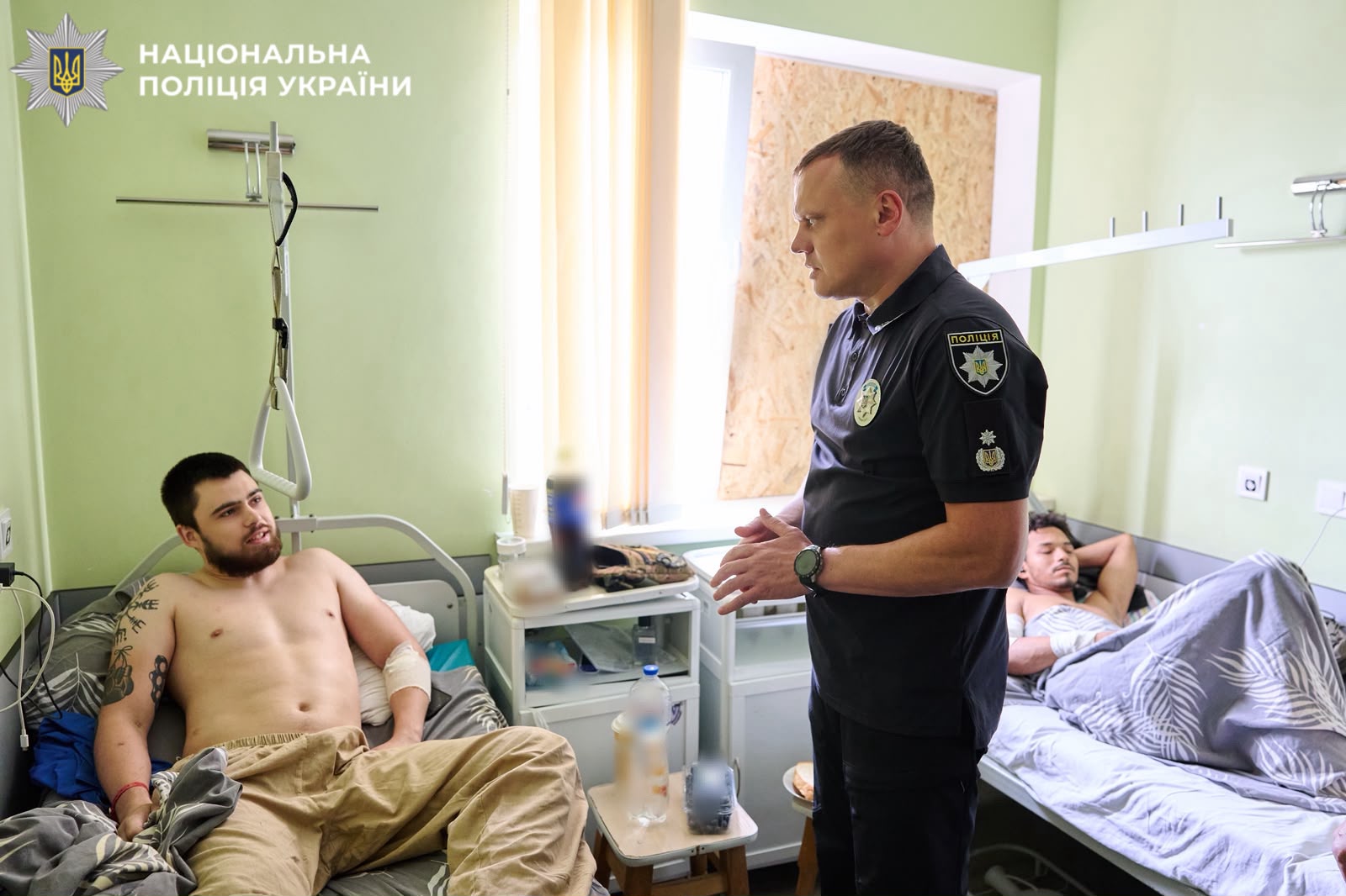 На фото зображений поранений боєць та начальник поліції Київщини