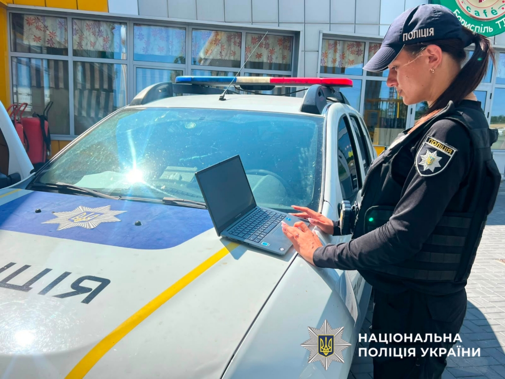 На фотографії зображено поліцію Київщини, яка документує наслідки ворожої атаки.