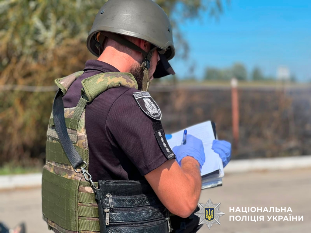 На фотографії зображено поліцію Київщини, яка документує наслідки ворожої атаки.