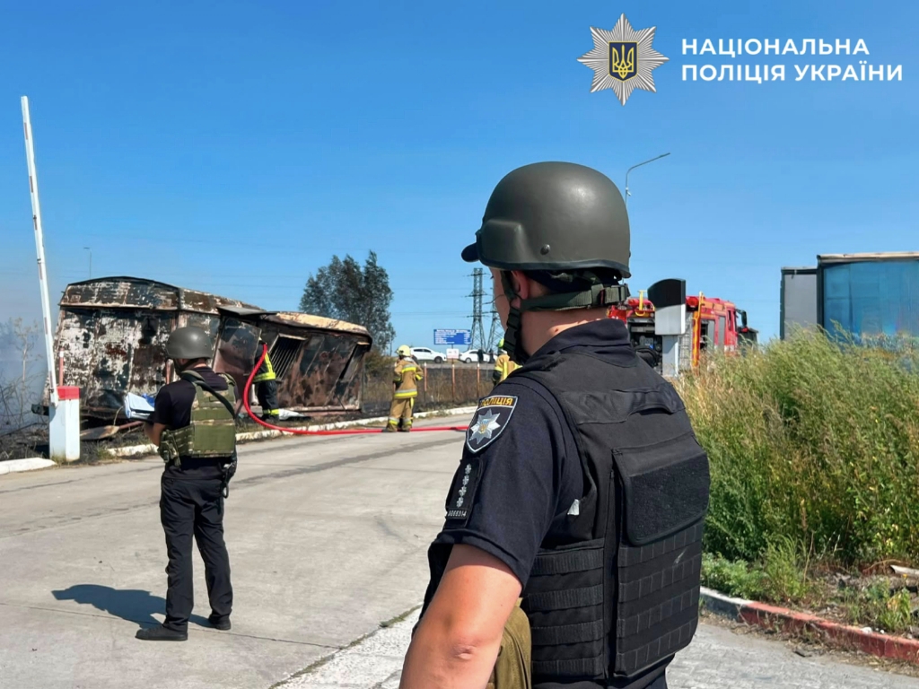 На фотографії зображено поліцію Київщини, яка документує наслідки ворожої атаки.