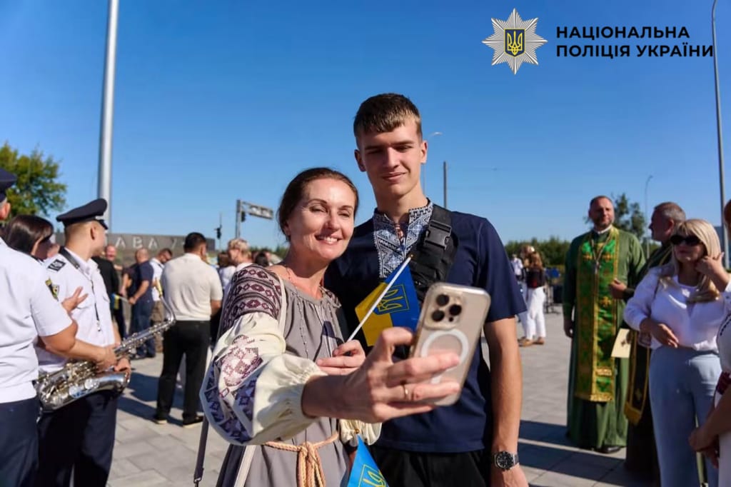 На фотографії зображено заходи з нагоди підняття синьо-жовтого стягу на перехресті Бучі та Ворзеля.