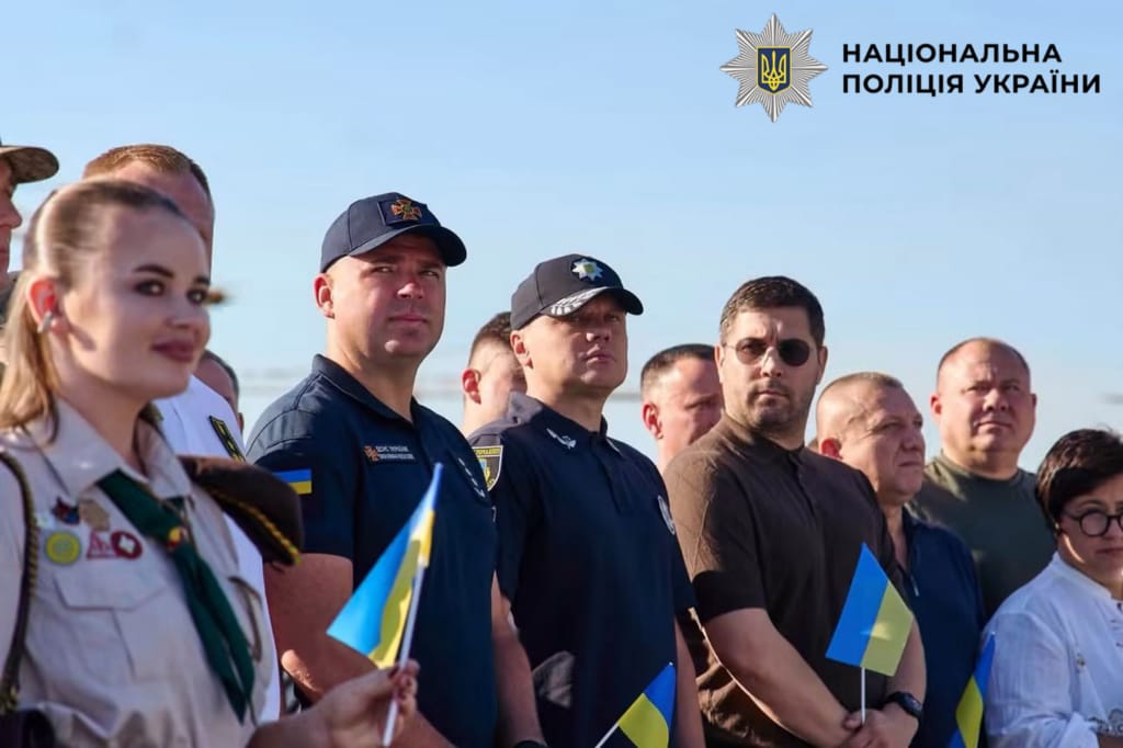 На фотографії зображено поліцейські Київщини, які спільно з громадою взяли участь у піднятті синьо-жовтого стягу на перехресті Бучі та Ворзеля.
