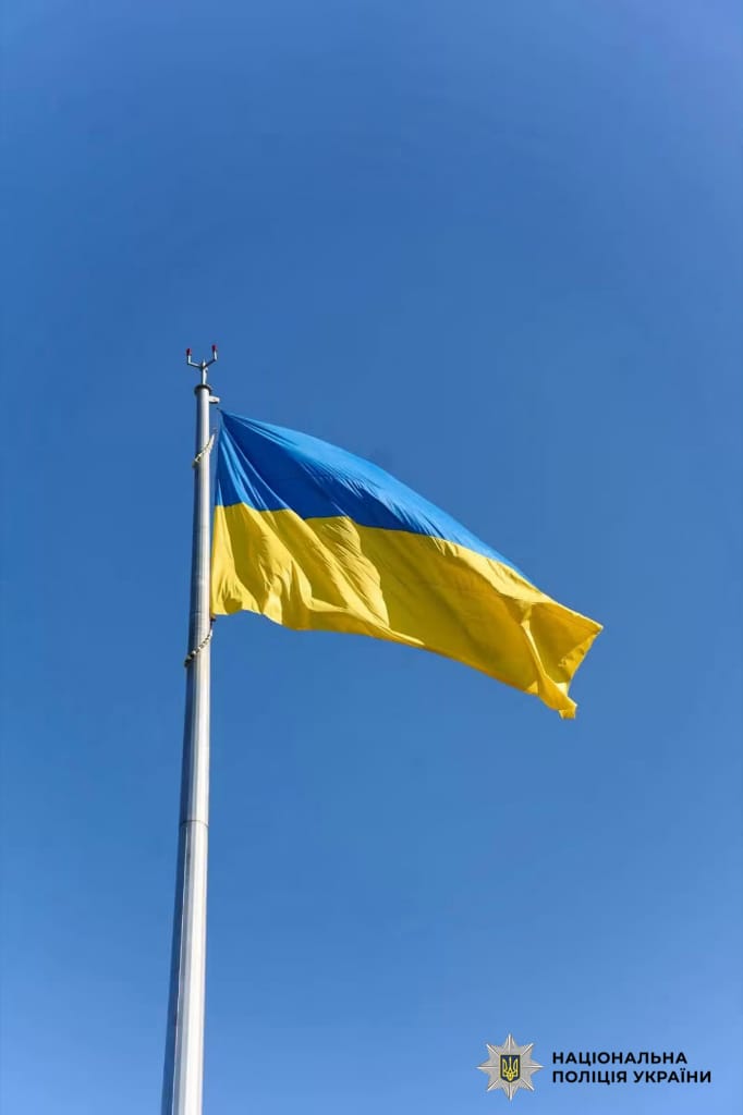 На фотографії зображено синьо-жовтий стяг на перехресті Бучі та Ворзеля.