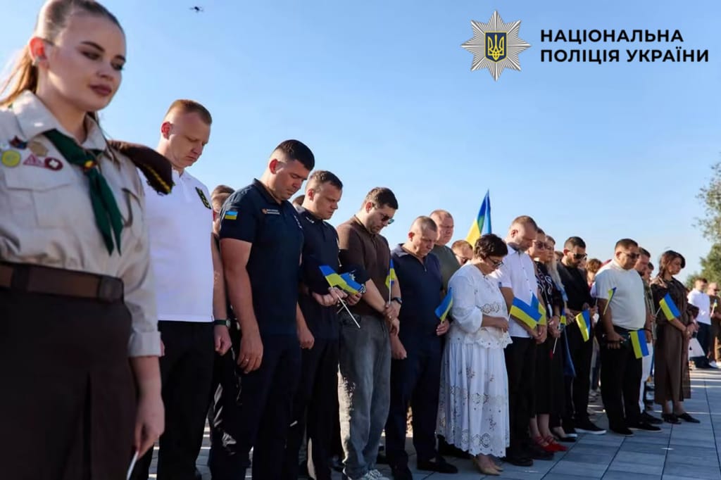 На фотографії зображено поліцейські Київщини, які спільно з громадою взяли участь у піднятті синьо-жовтого стягу на перехресті Бучі та Ворзеля.