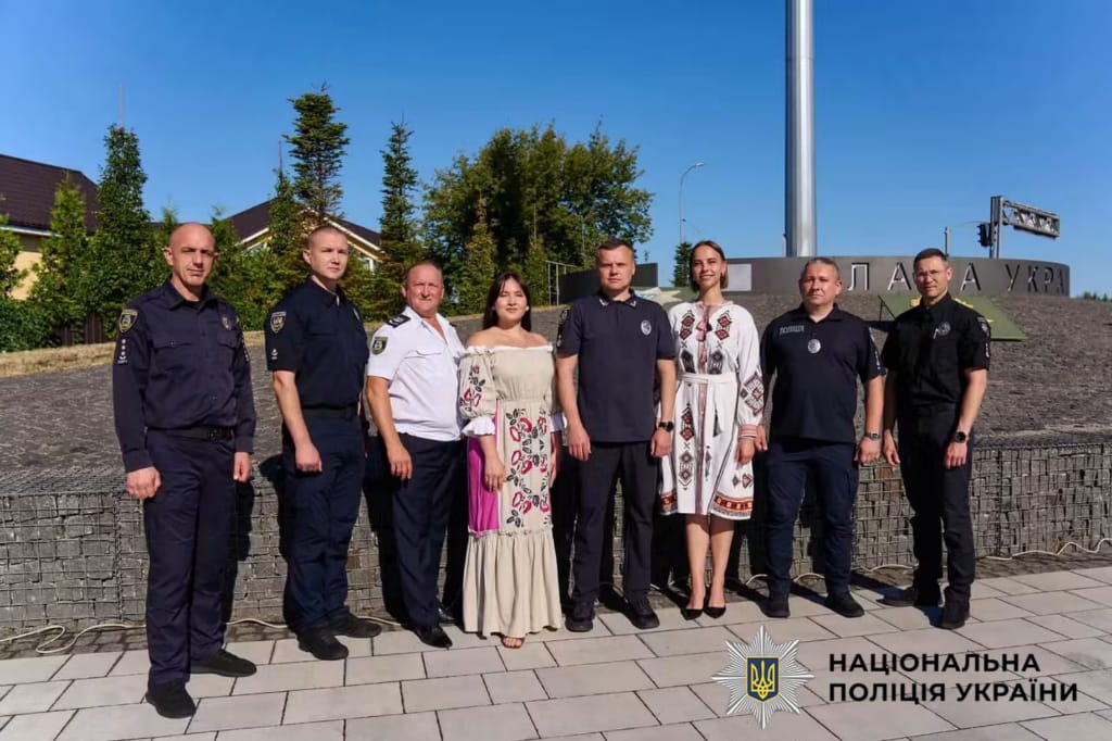 На фотографії зображено поліцейські Київщини, які спільно з громадою взяли участь у піднятті синьо-жовтого стягу на перехресті Бучі та Ворзеля.