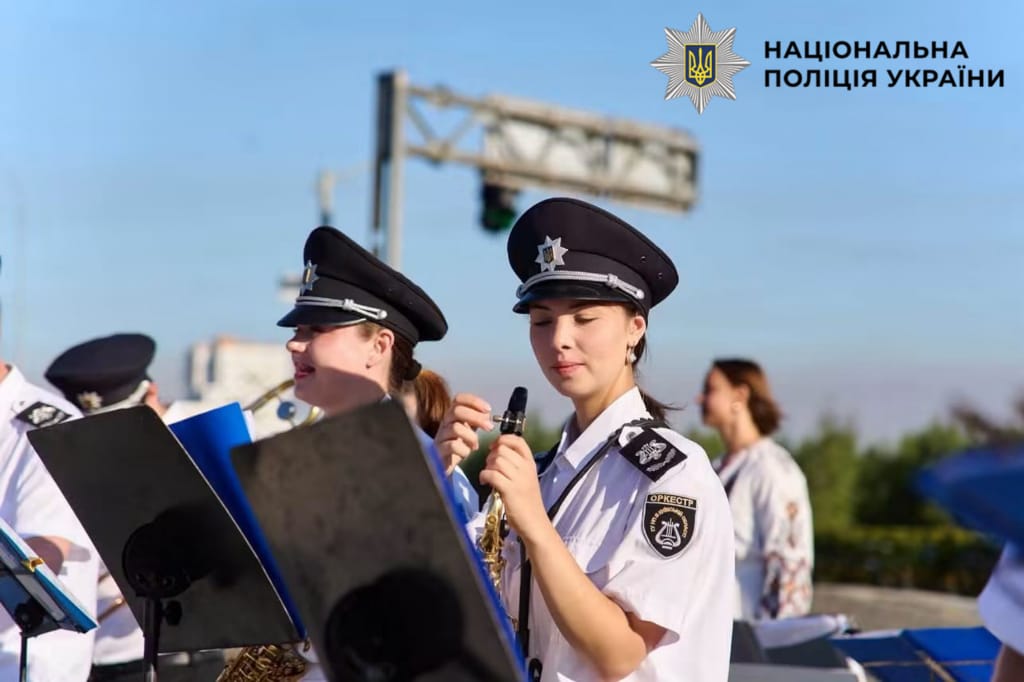 На фотографії зображено заходи з нагоди підняття синьо-жовтого стягу на перехресті Бучі та Ворзеля.
