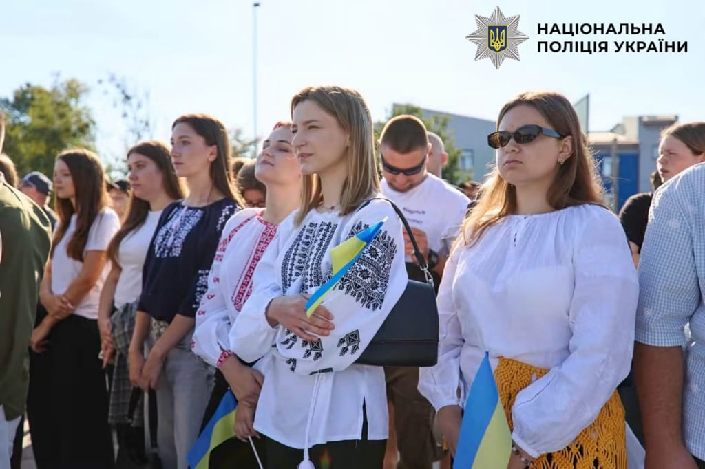 На фотографії зображено заходи з нагоди підняття синьо-жовтого стягу на перехресті Бучі та Ворзеля.