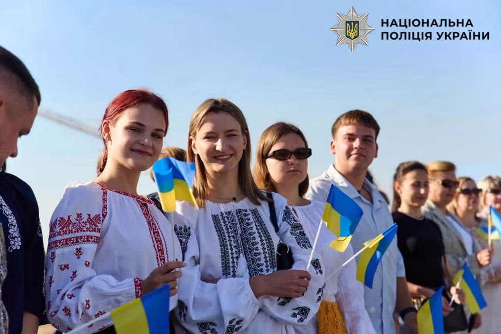 На фотографії зображено заходи з нагоди підняття синьо-жовтого стягу на перехресті Бучі та Ворзеля.