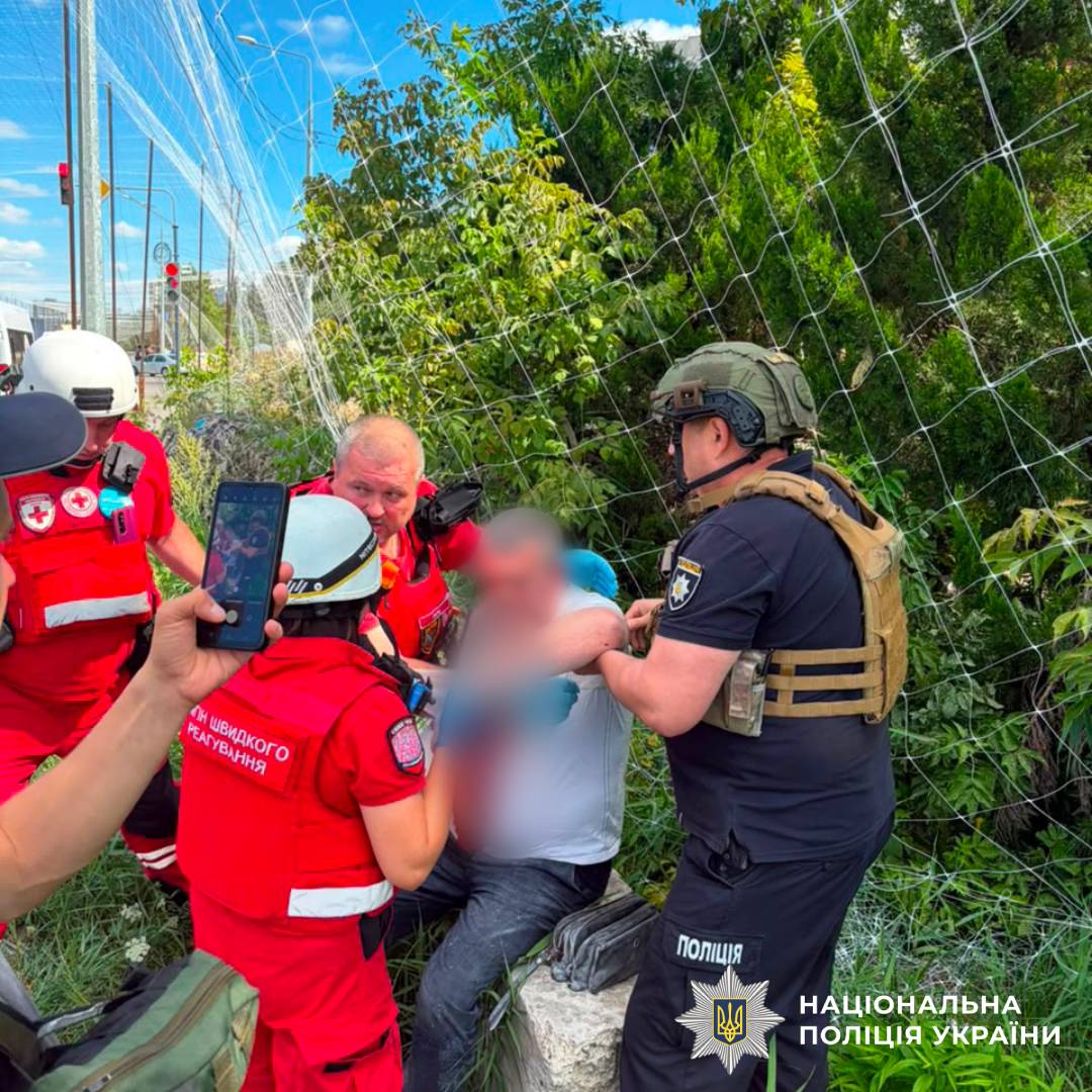 Внаслідок удару по Харкову постраждали дві людини: поліцейські документують наслідки воєнного злочину військ рф