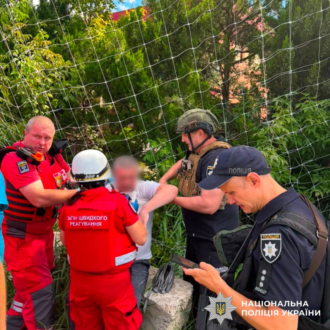 Внаслідок удару по Харкову постраждали дві людини: поліцейські документують наслідки воєнного злочину військ рф