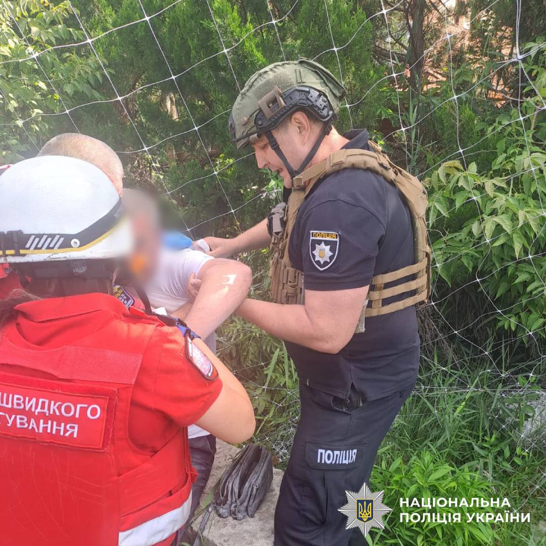 Внаслідок удару по Харкову постраждали дві людини: поліцейські документують наслідки воєнного злочину військ рф