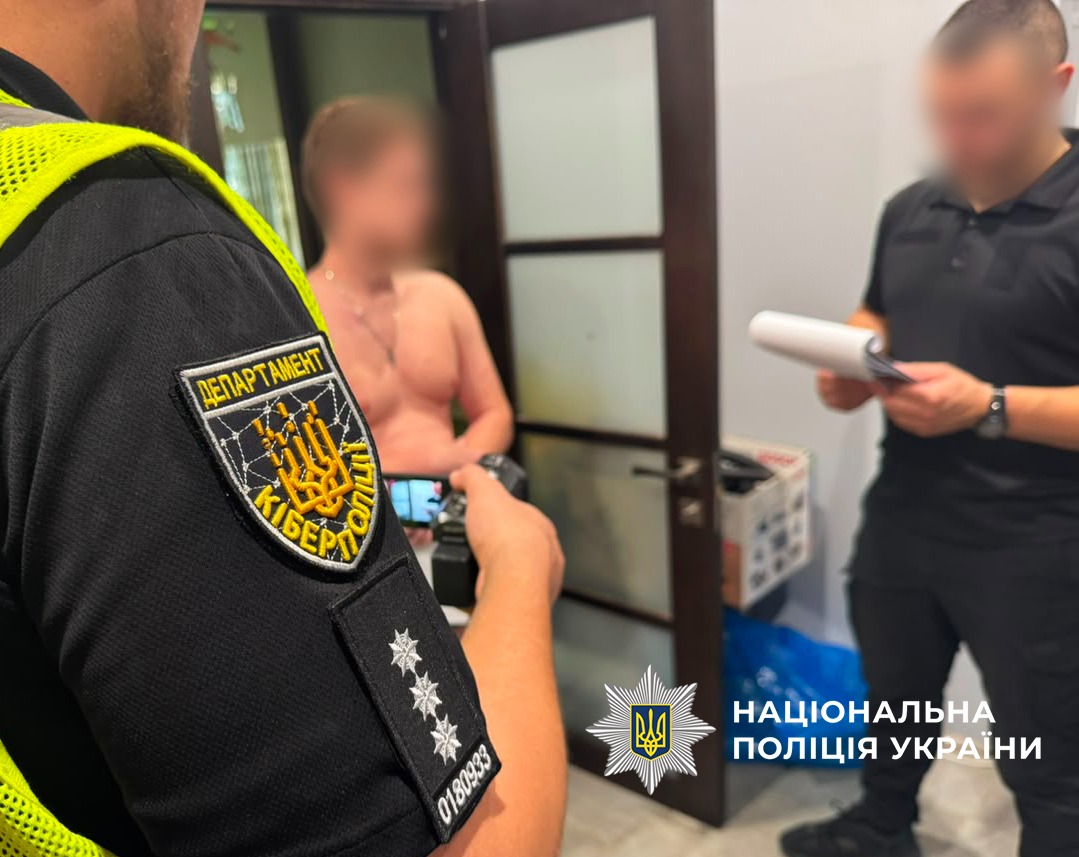 Поліцейські вручили підозри ще чотирьом членам злочинної організації, яка ошукала громадян Латвії на понад 5,5 мільйонів гривень