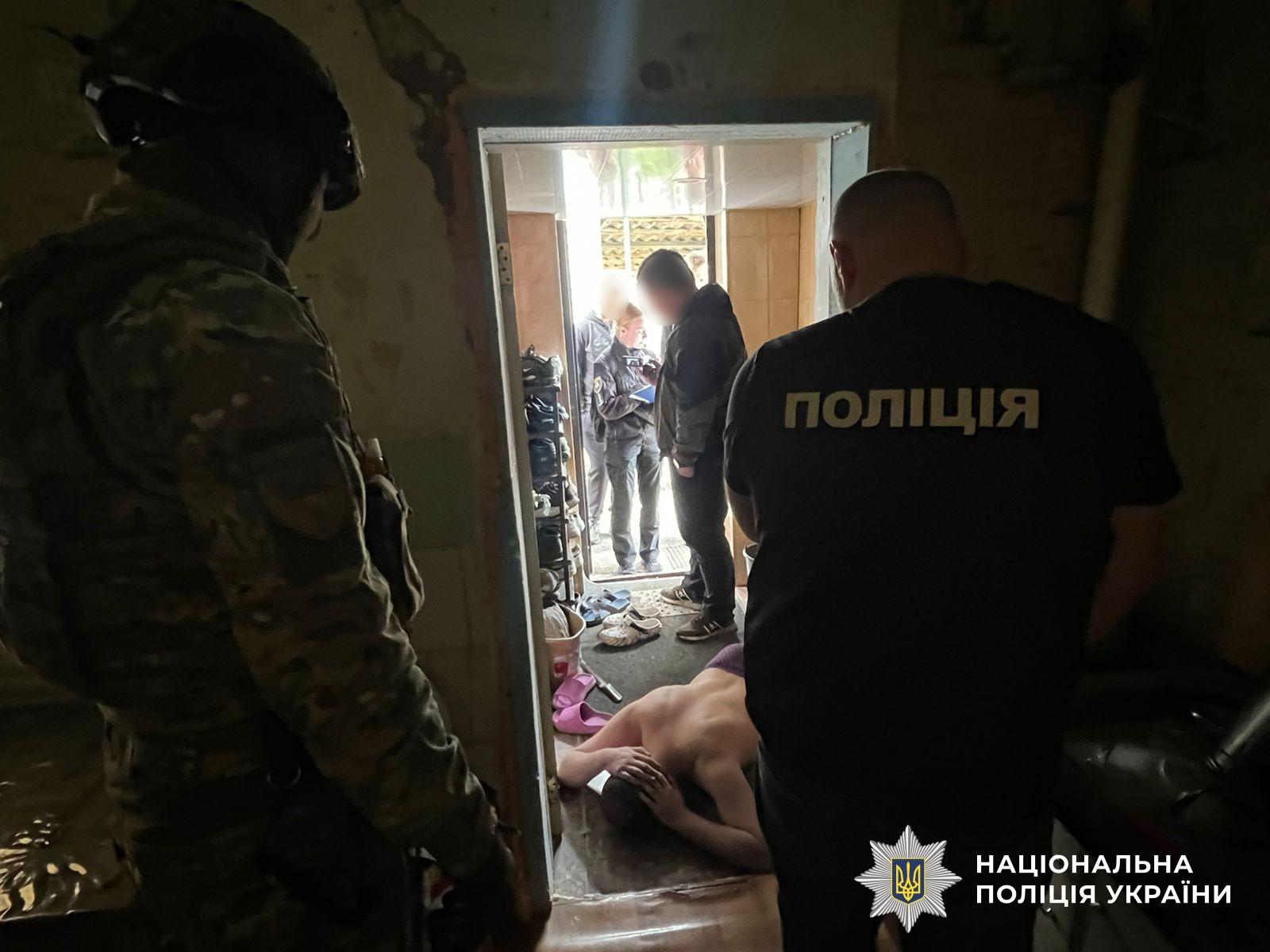 Поліцейські вручили підозри ще чотирьом членам злочинної організації, яка ошукала громадян Латвії на понад 5,5 мільйонів гривень