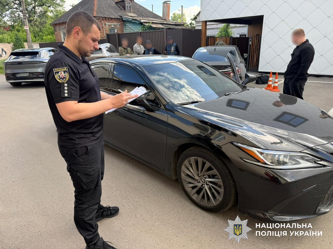 Поліцейські вручили підозри ще чотирьом членам злочинної організації, яка ошукала громадян Латвії на понад 5,5 мільйонів гривень