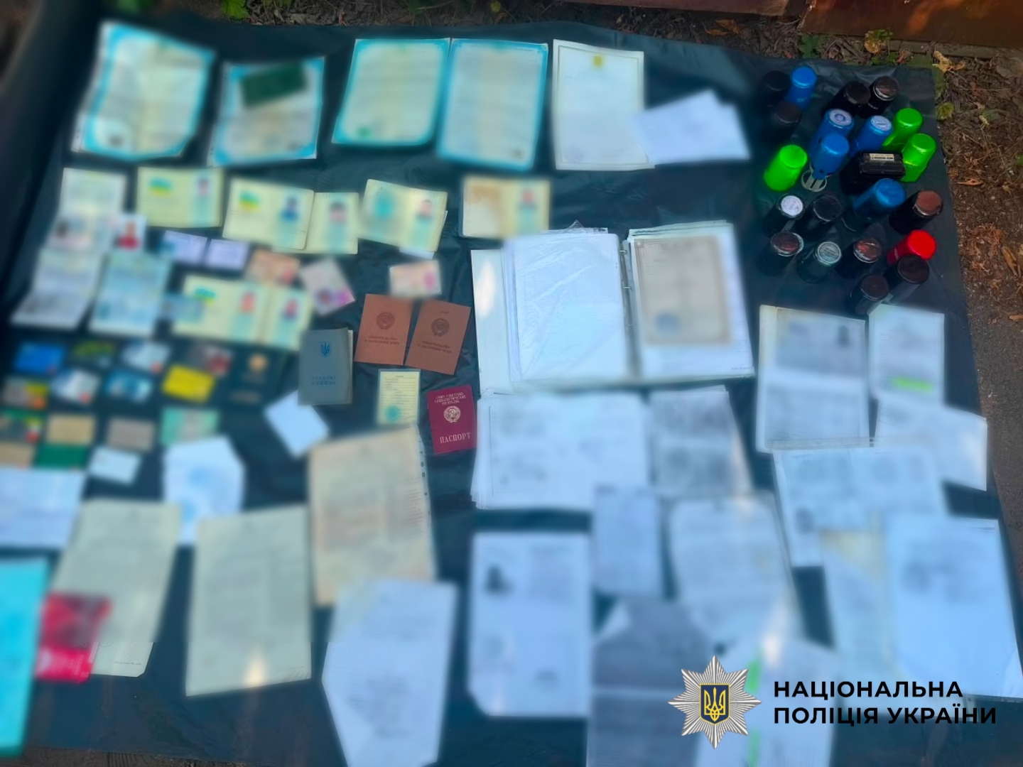 На фото вилучені документи і печатки.