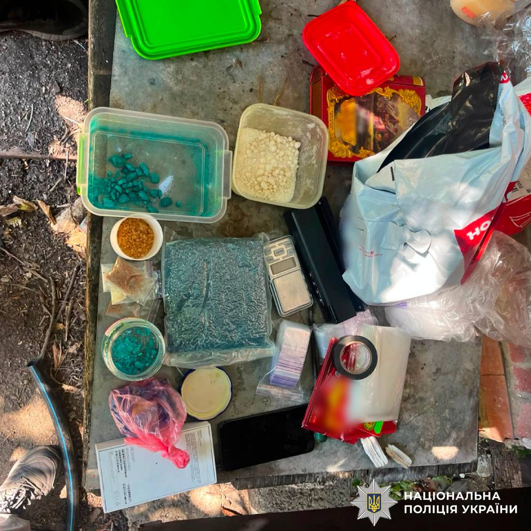 На Чугуївщині поліцейські затримали двох фігурантів за систематичне пересилання психотропів через поштомати