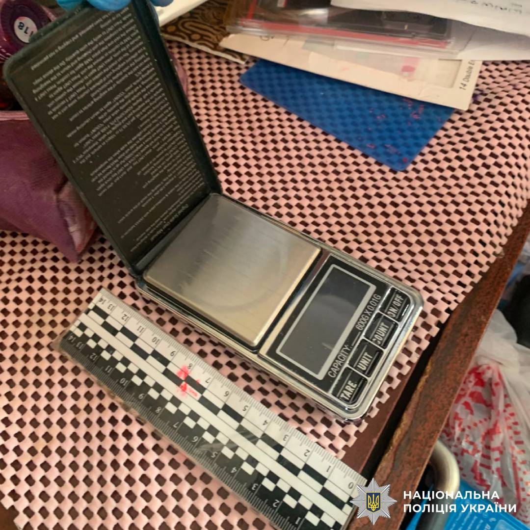 На Чугуївщині поліцейські затримали двох фігурантів за систематичне пересилання психотропів через поштомати