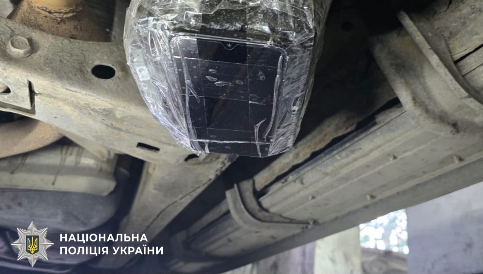 На фото зображено  вибуховий пристрій