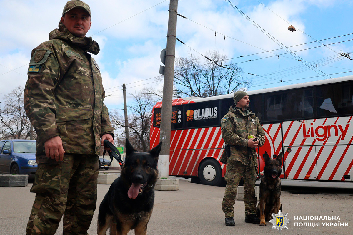 У Міжнародний день песиків поліція Харківщини дякує своїм чотирилапим напарникам