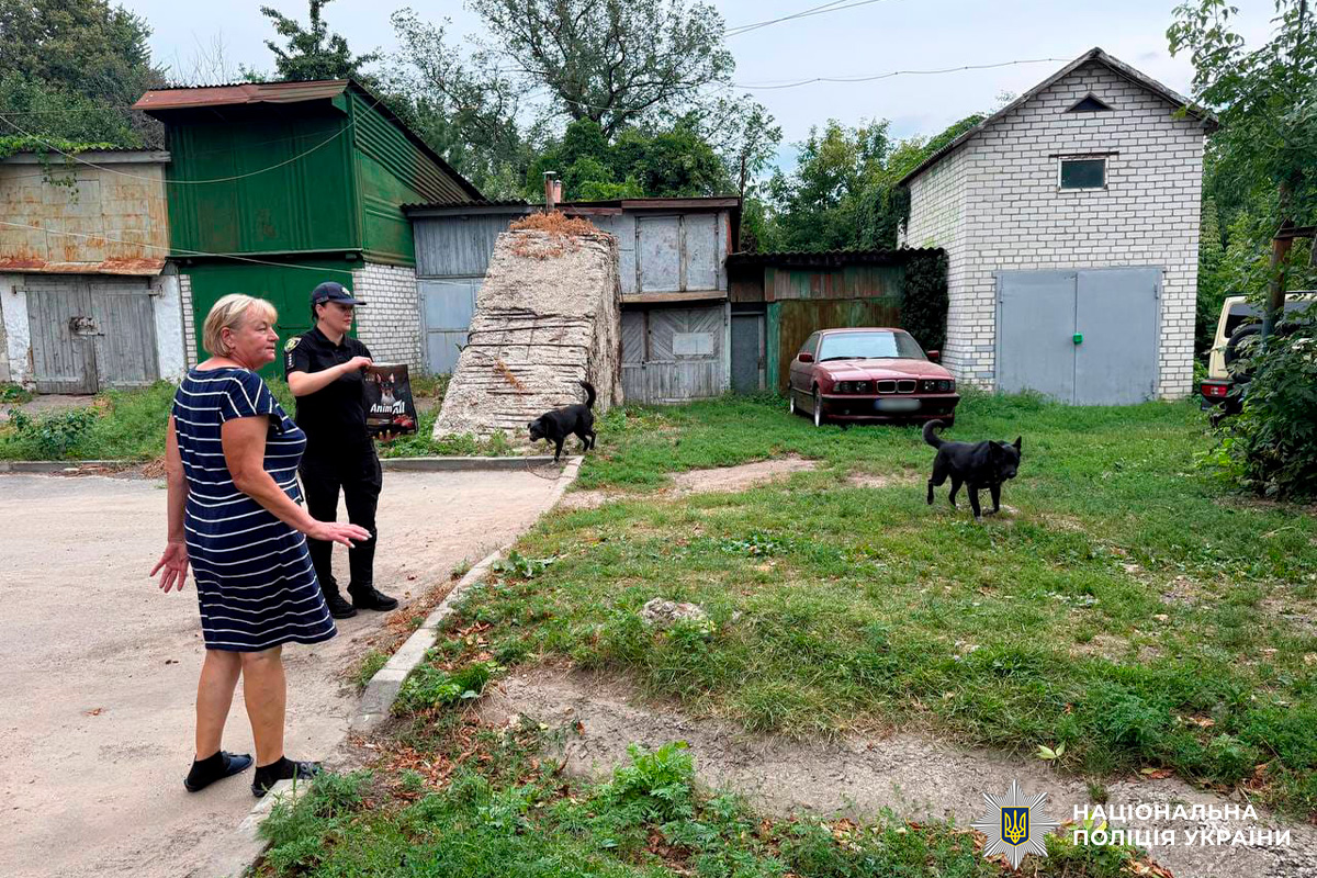 Поліцейська Харківщини прихистила евакуйованого з Лимана собаку та допомагає іншим чотирилапим