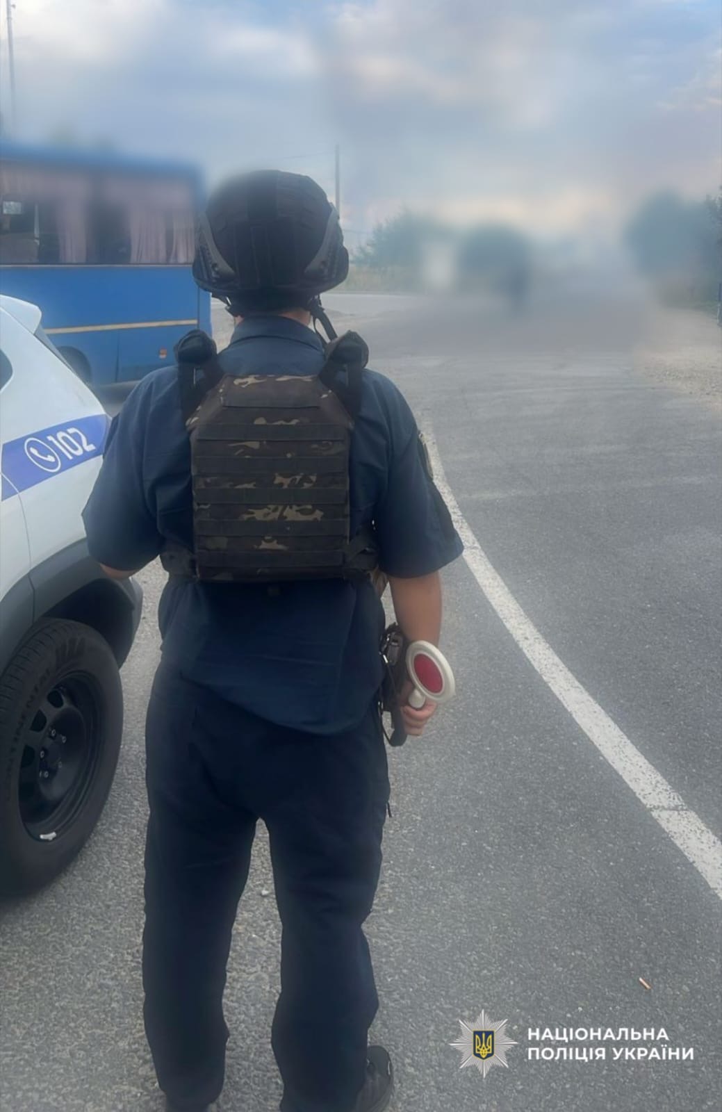 На фото зображений поліцейський на місці атаки