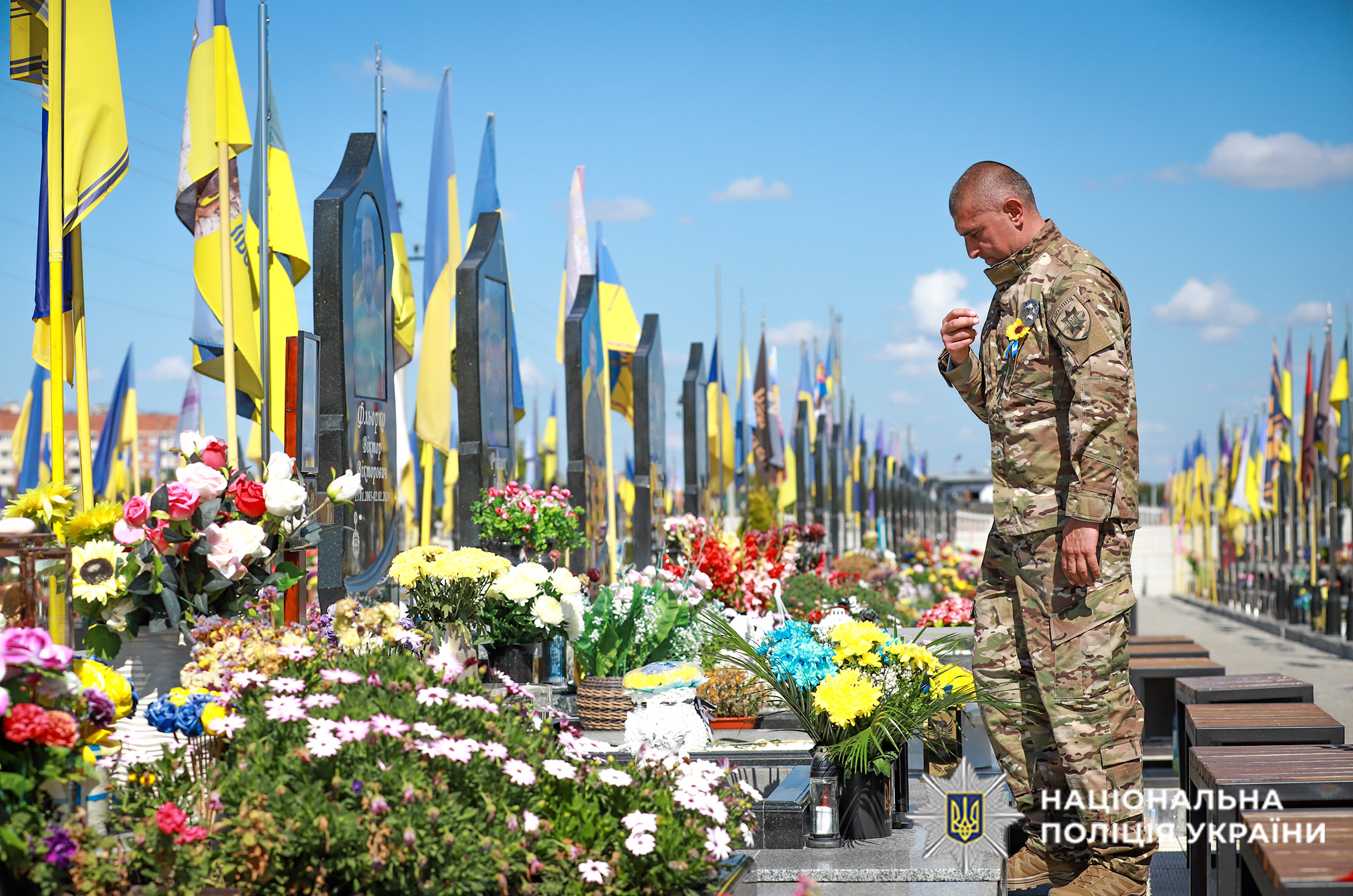 Радник начальника ГУНП з ветеранської політики біля могили побратима