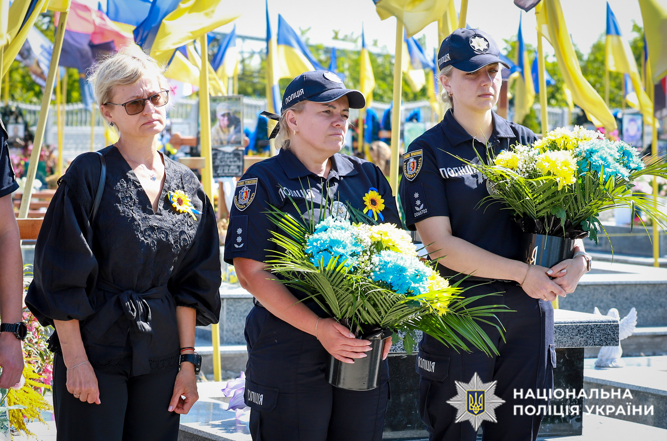 Поліцейські разом з рідними біля могил загиблих