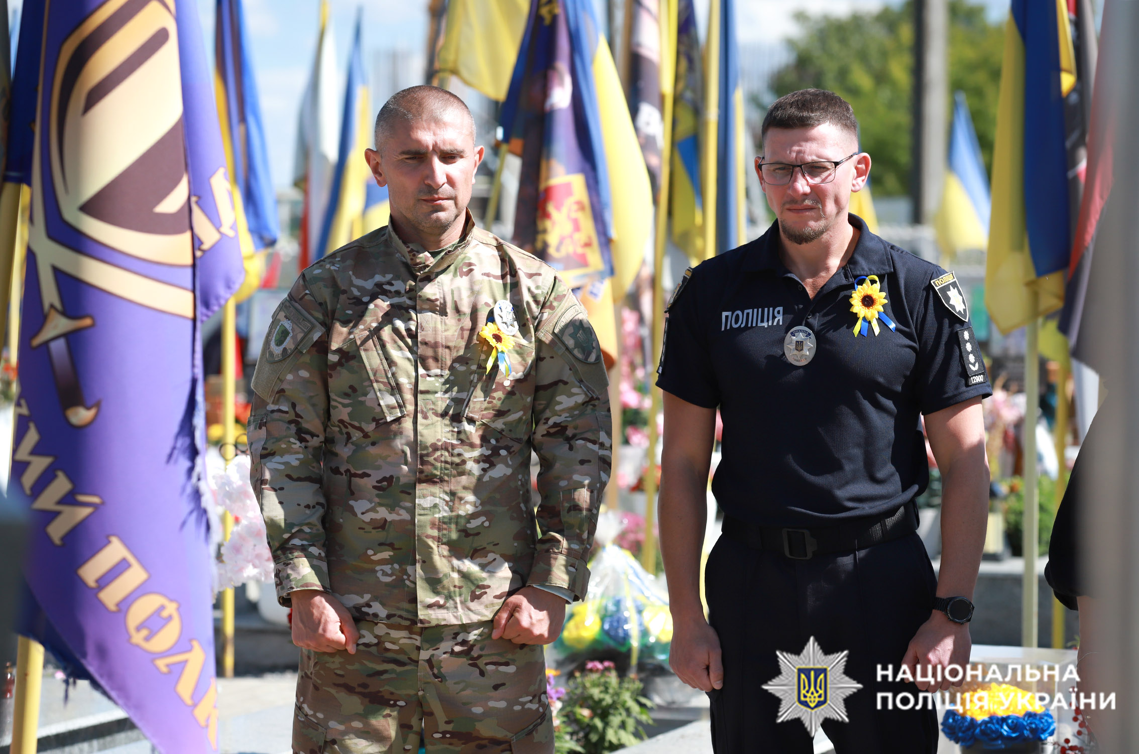 Поліцейські на кладовищі під час вшанування пам’яті загиблих колег