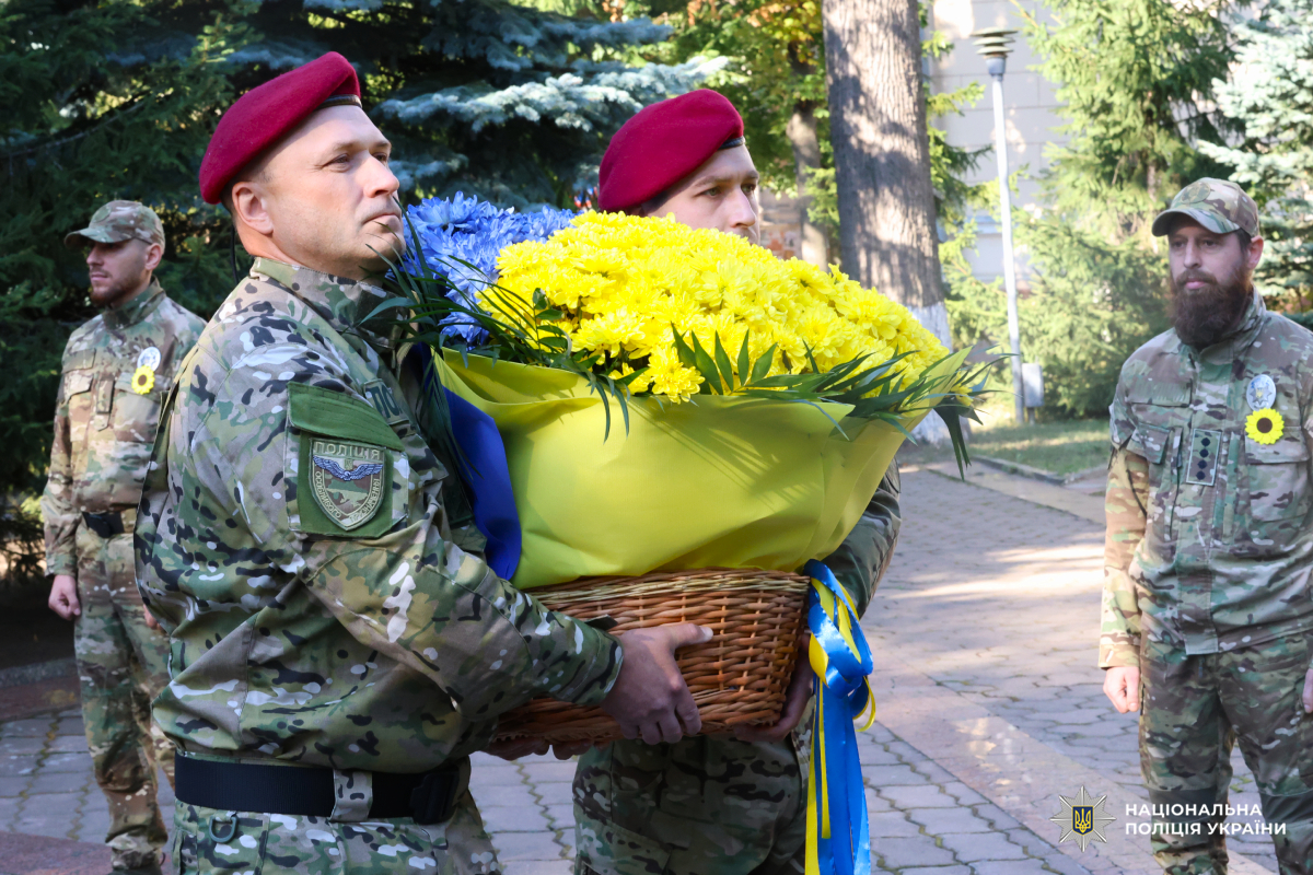 Поліцейські Харківщини віддали шану Героям, які загинули, захищаючи Україну