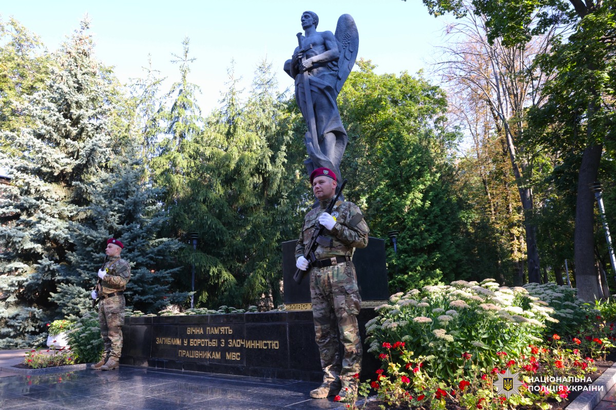 Поліцейські Харківщини віддали шану Героям, які загинули, захищаючи Україну