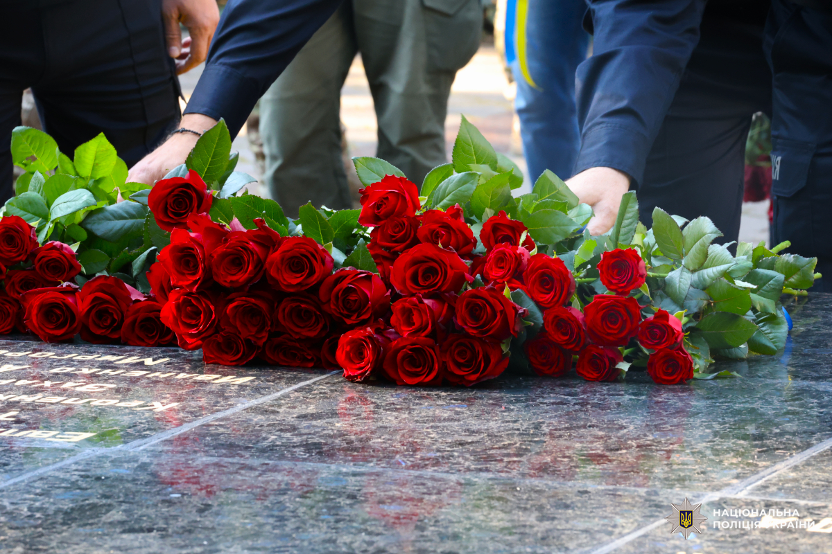 Поліцейські Харківщини віддали шану Героям, які загинули, захищаючи Україну