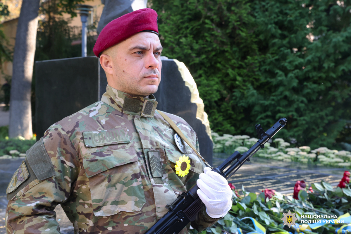 Поліцейські Харківщини віддали шану Героям, які загинули, захищаючи Україну