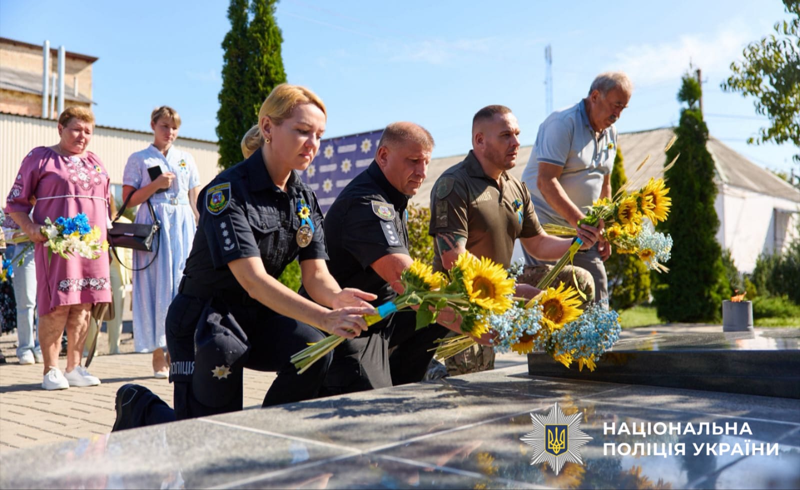 Правоохоронці покладають квіти до мемореалу пам'яті загиблих колег.