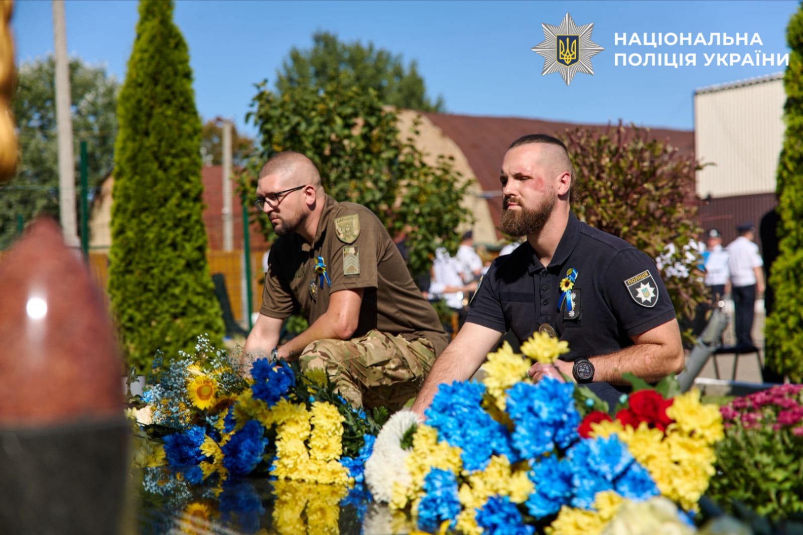 Правоохоронці покладають квіти до мемореалу пам'яті загиблих колег