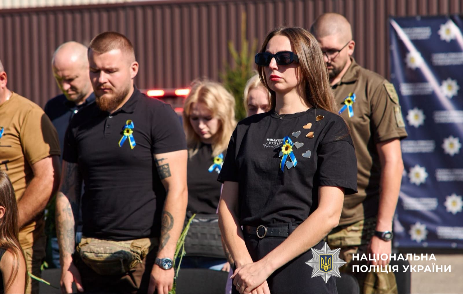 Присутні під час хвилини мовчання біля мемореалу пам'яті.