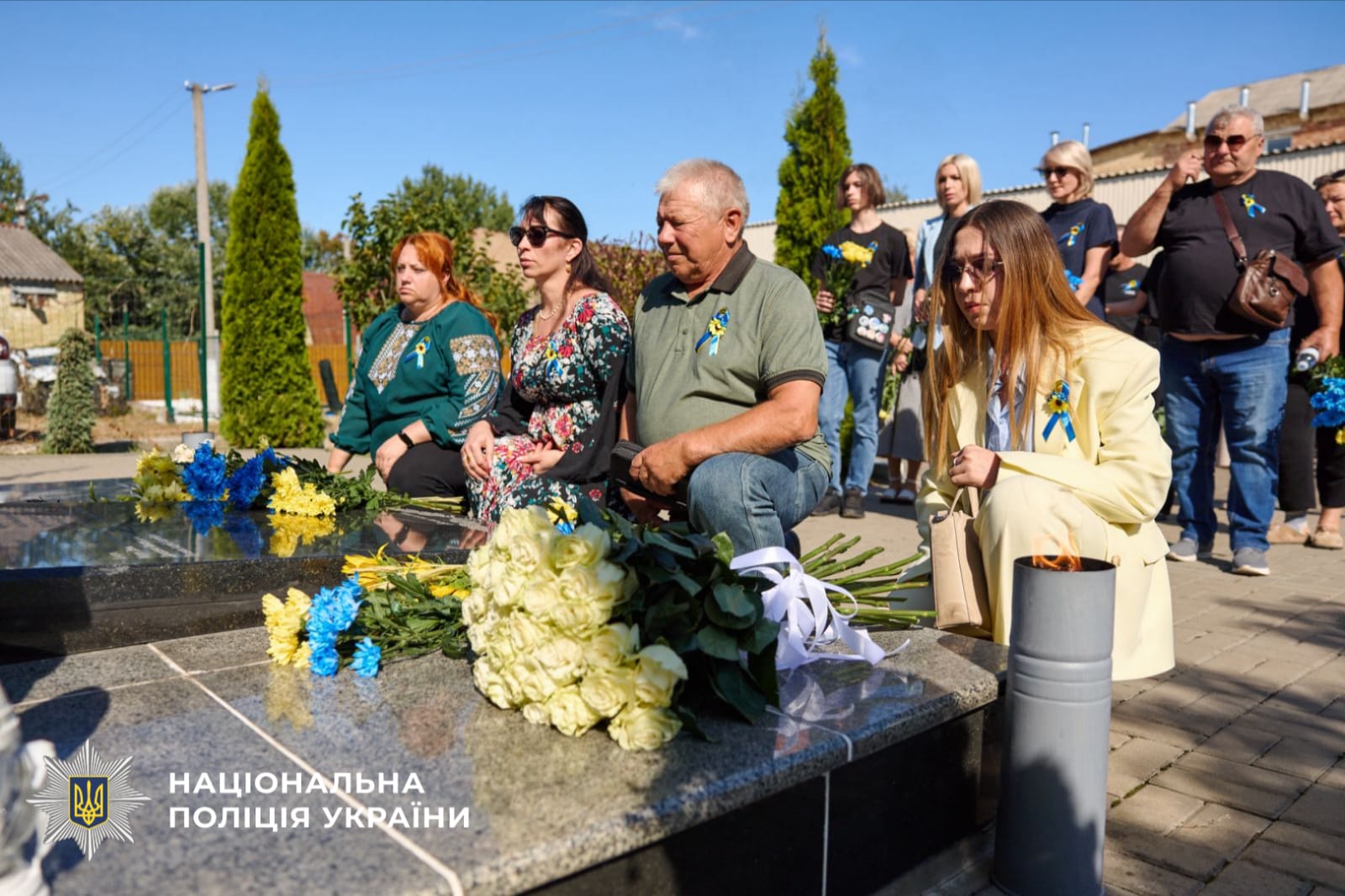 Рідні загиблих покладають квіти до мемореалу пам'яті правоохоронців.