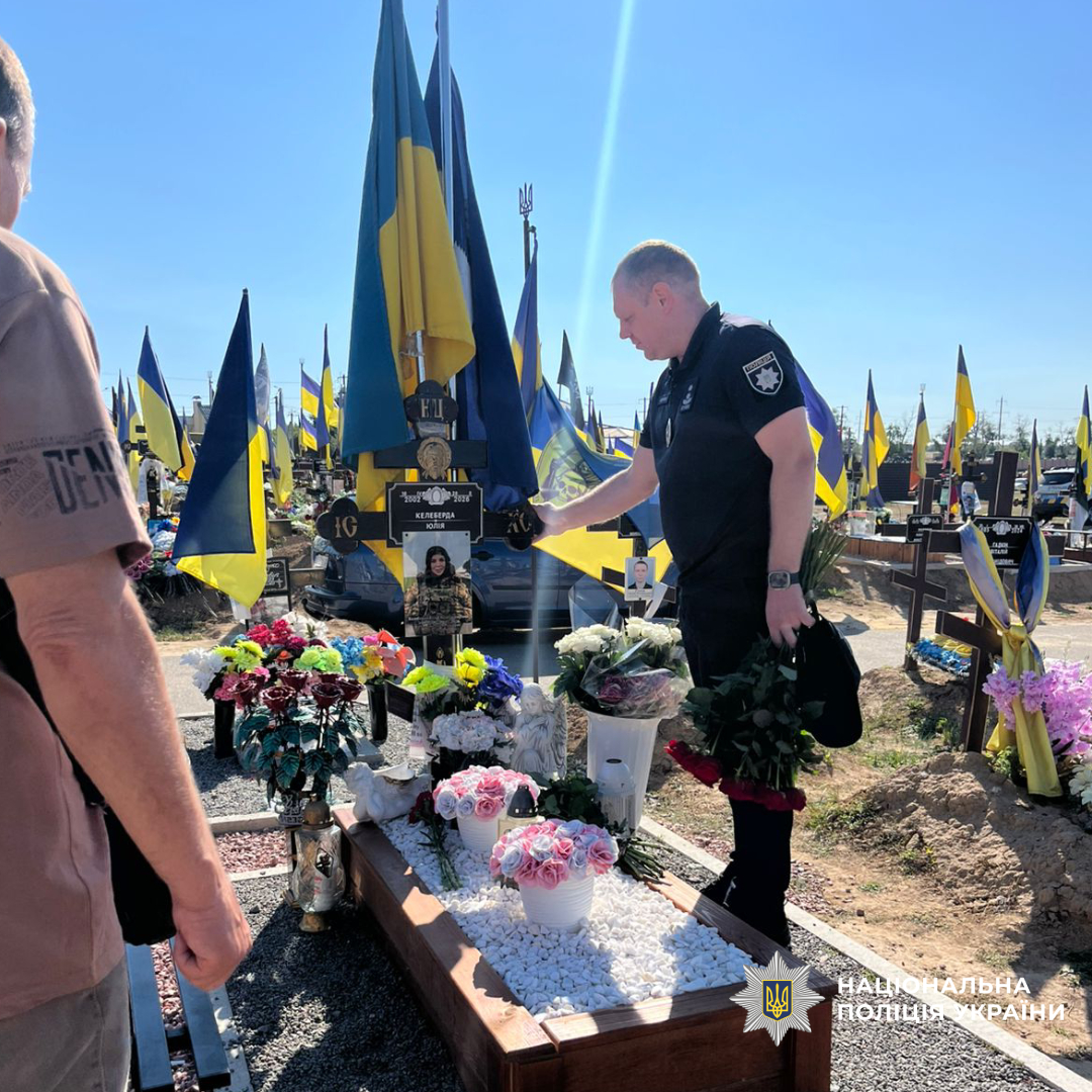 Поліцейські Харківщини відвідали місця поховань загиблих правоохоронців