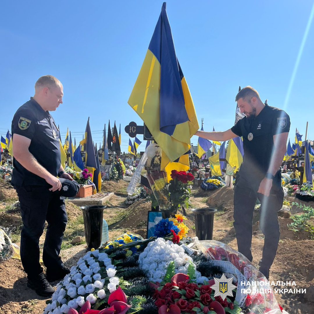 Поліцейські Харківщини відвідали місця поховань загиблих правоохоронців