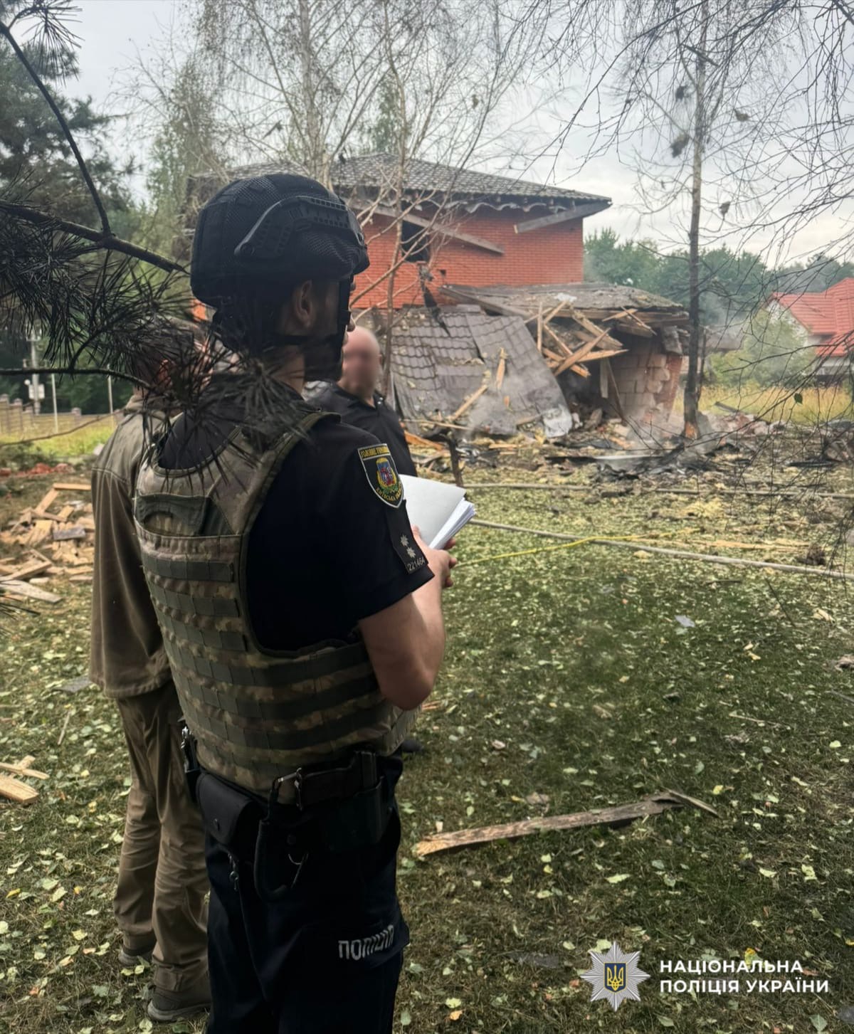 На фото зображений поліцейський, який працює
