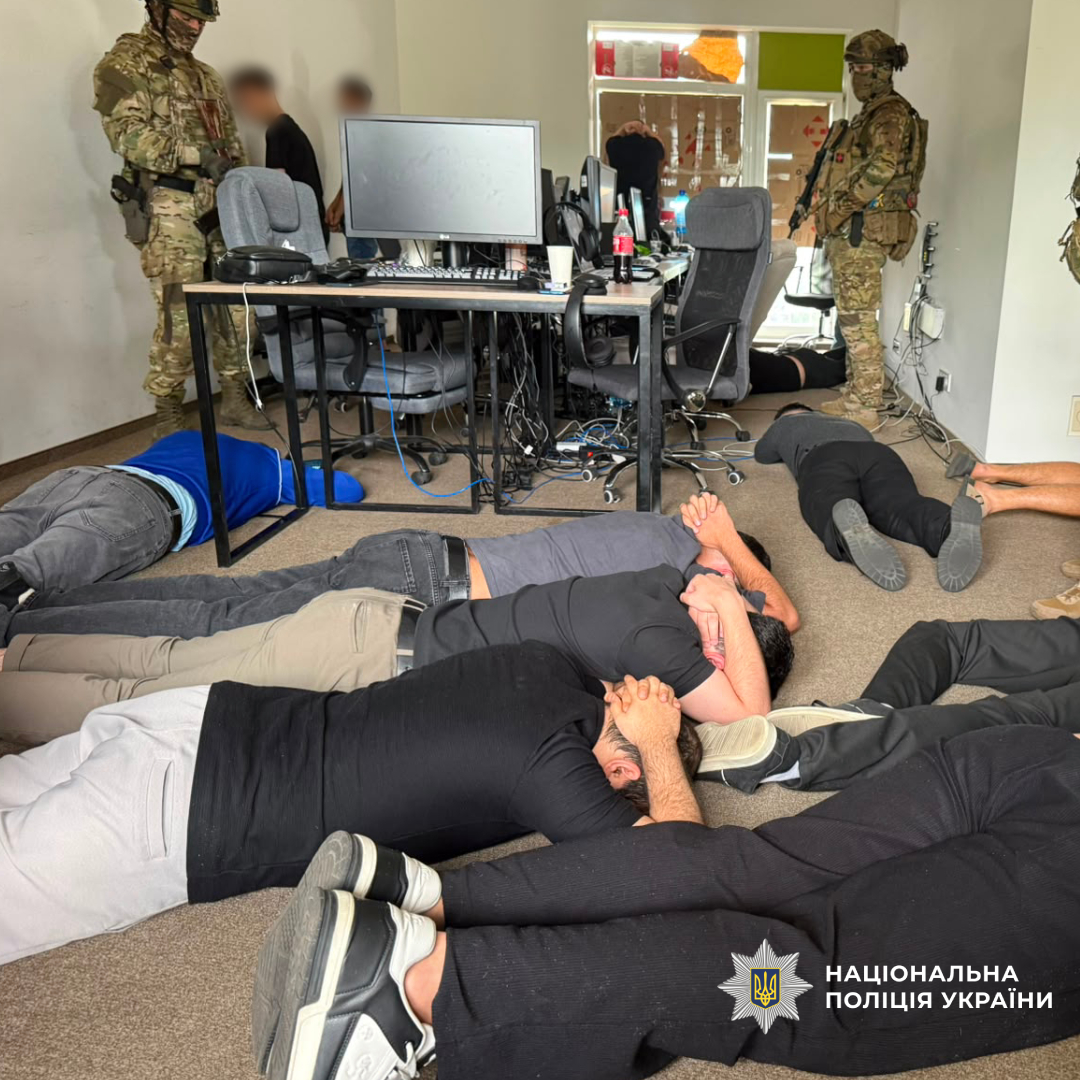 На Харківщині поліцейські припинили діяльність шахрайського call-центру, який ошукував іноземних громадян