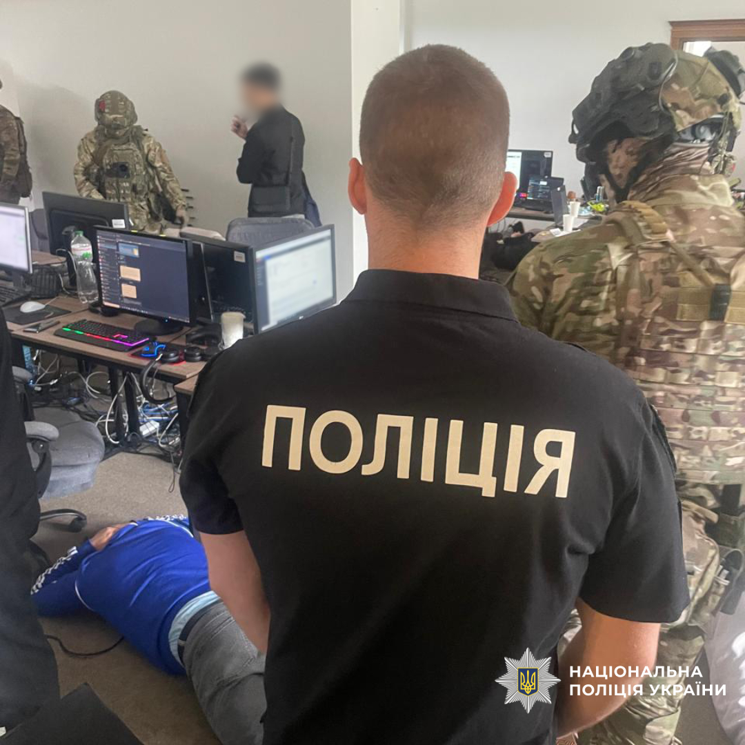 На Харківщині поліцейські припинили діяльність шахрайського call-центру, який ошукував іноземних громадян