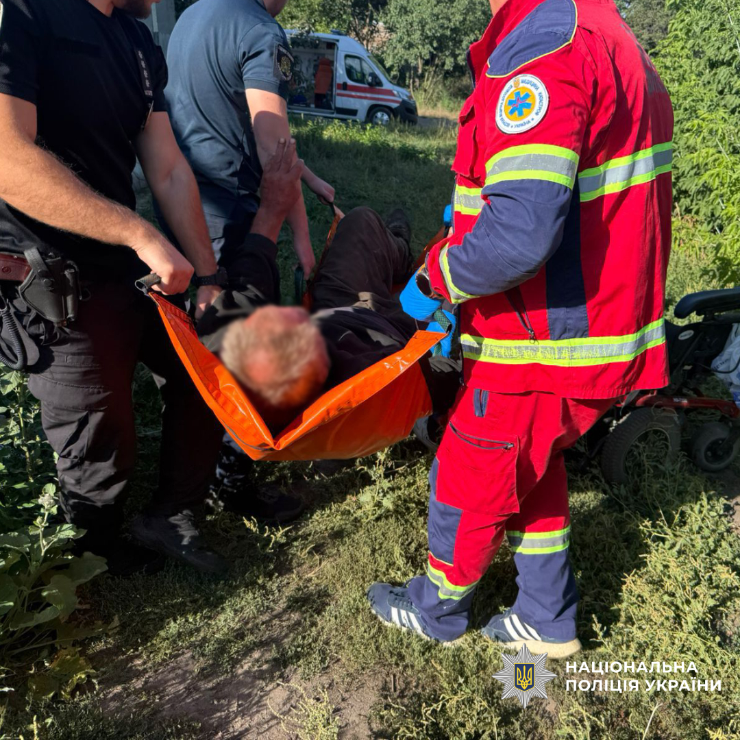 Поліцейські Харківщини надали домедичну допомогу чоловікові, якому раптово стало зле