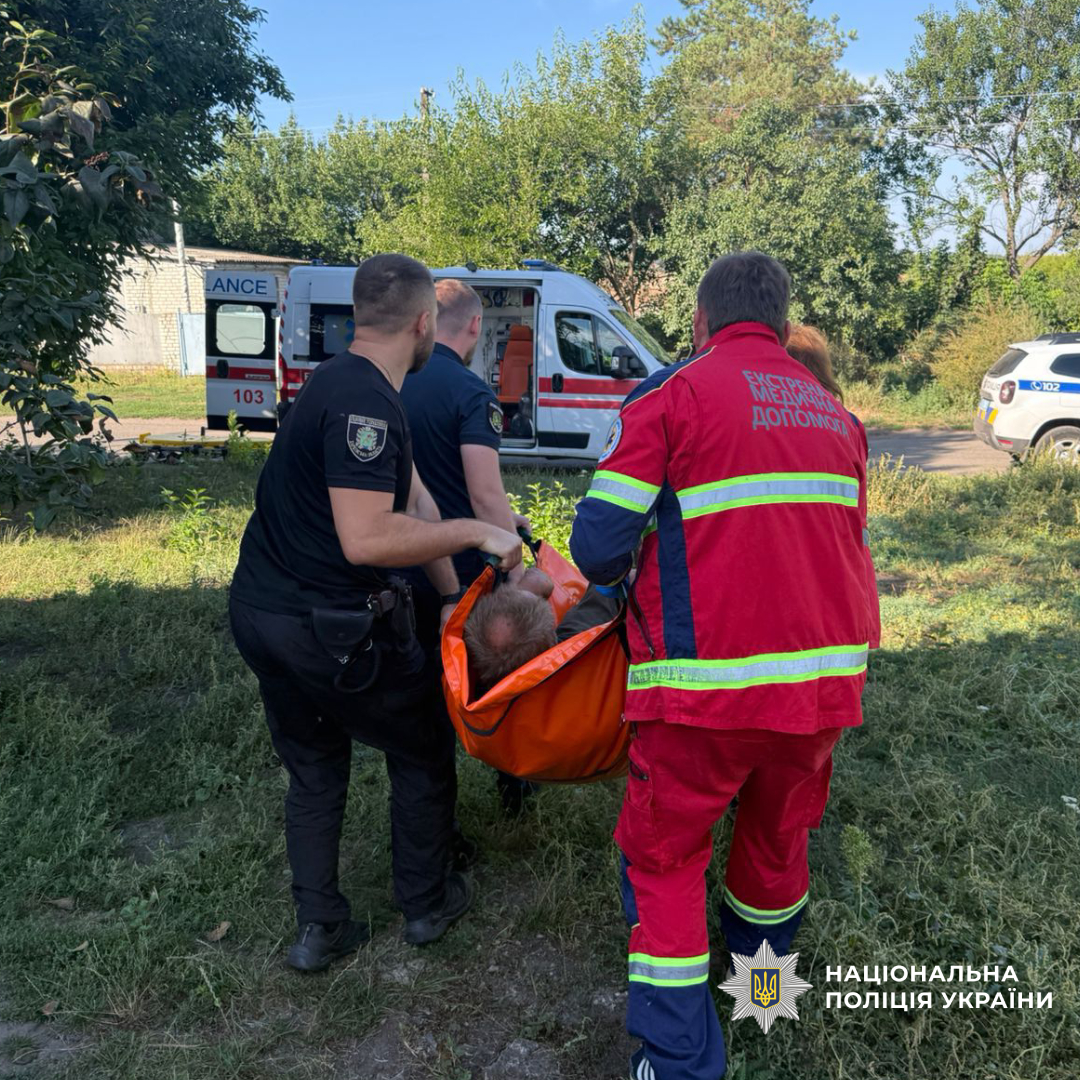 Поліцейські Харківщини надали домедичну допомогу чоловікові, якому раптово стало зле