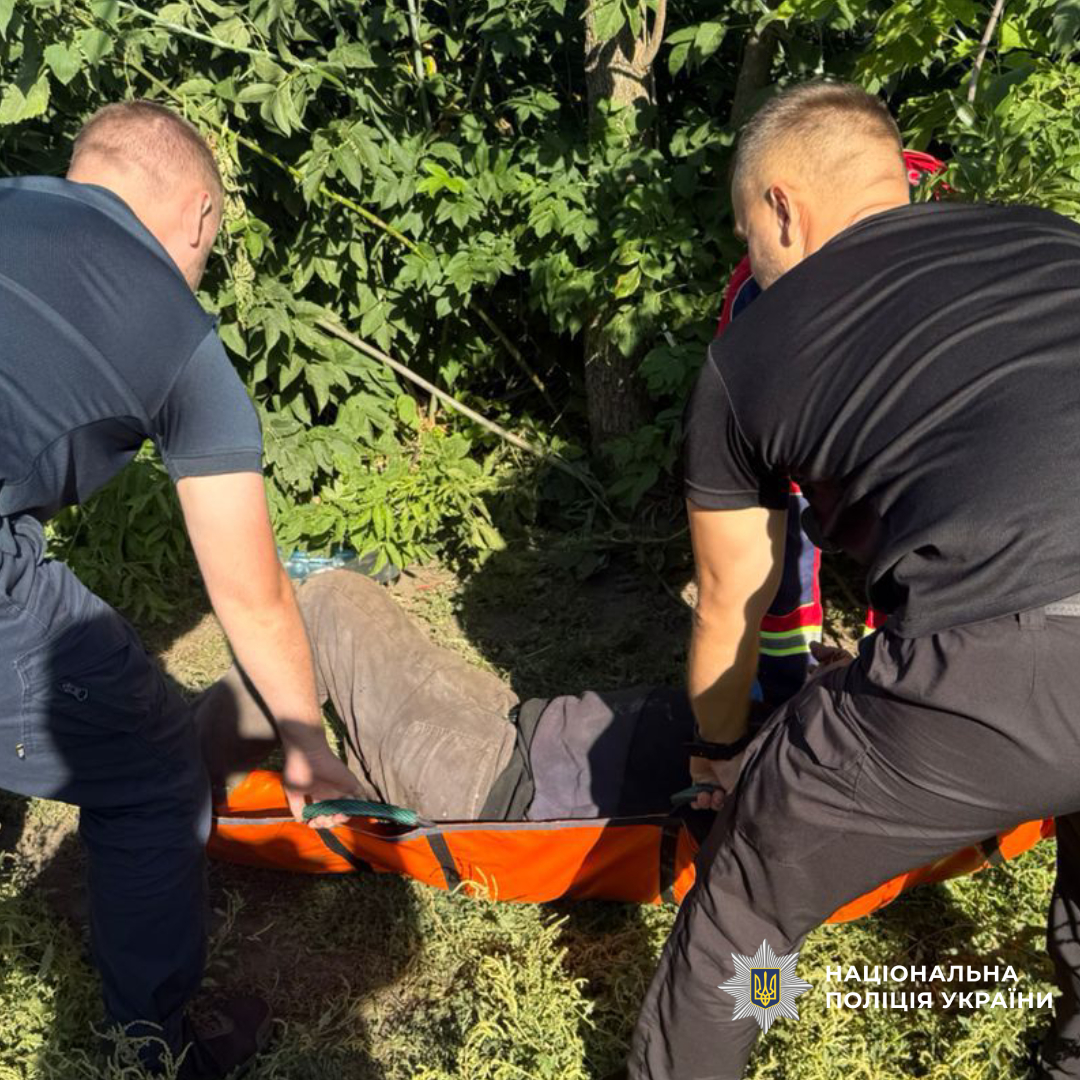 Поліцейські Харківщини надали домедичну допомогу чоловікові, якому раптово стало зле