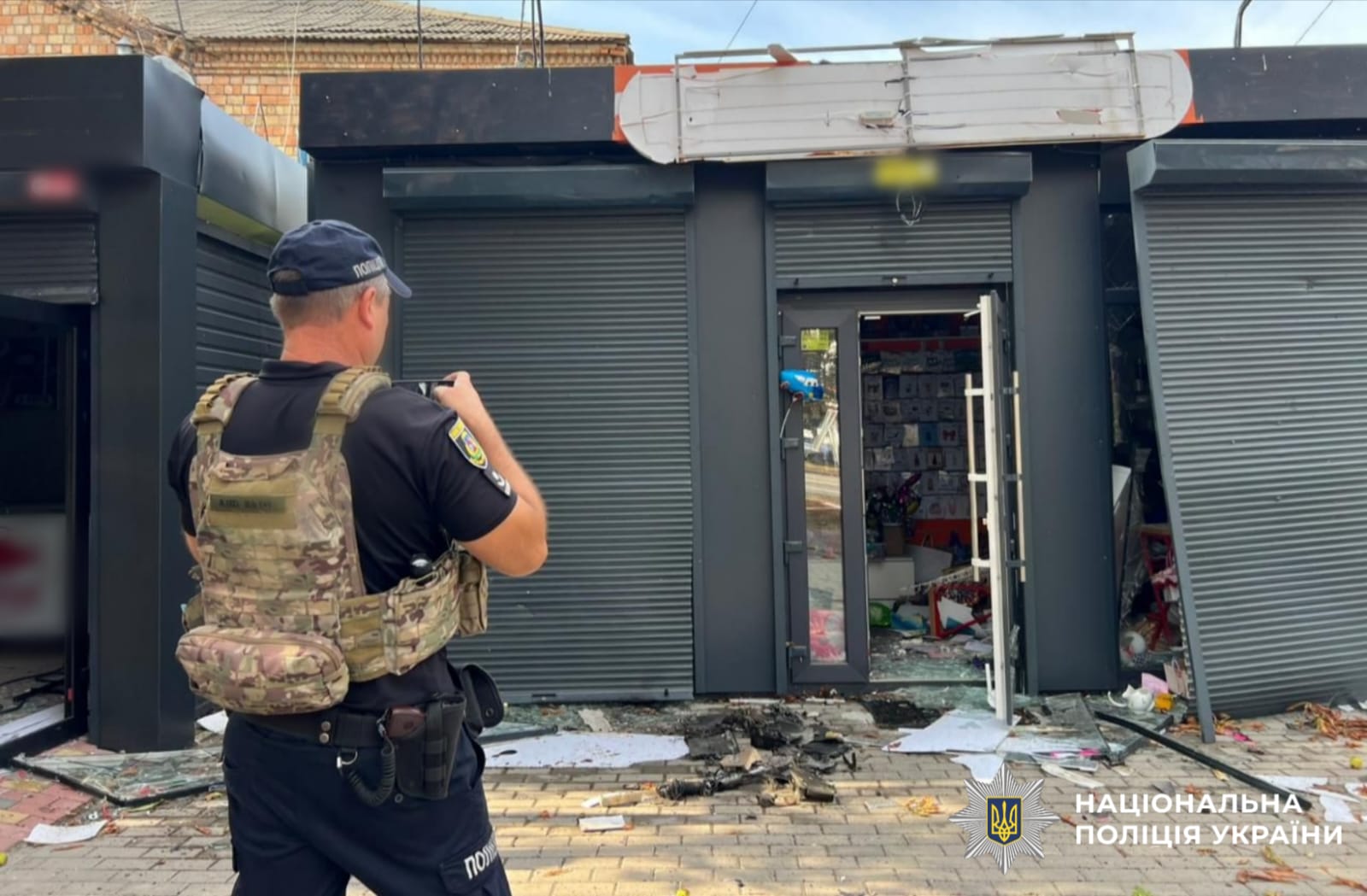 На фото поліцейський документує наслідки атаки.