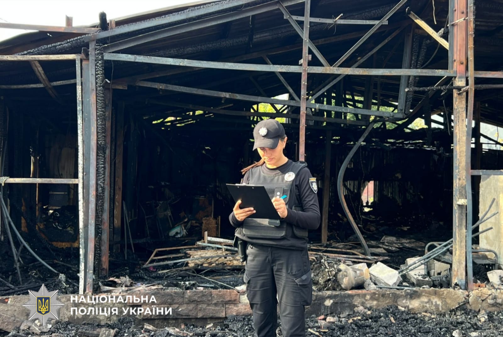 На фото поліцейська яка документує наслідки атаки.